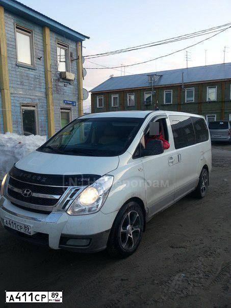 Фото автомобиля HYUNDAI GRAND STAREX, 2011 — госномер В120УУ702. Цвет: БЕЛЫЙ СЕРЫЙ