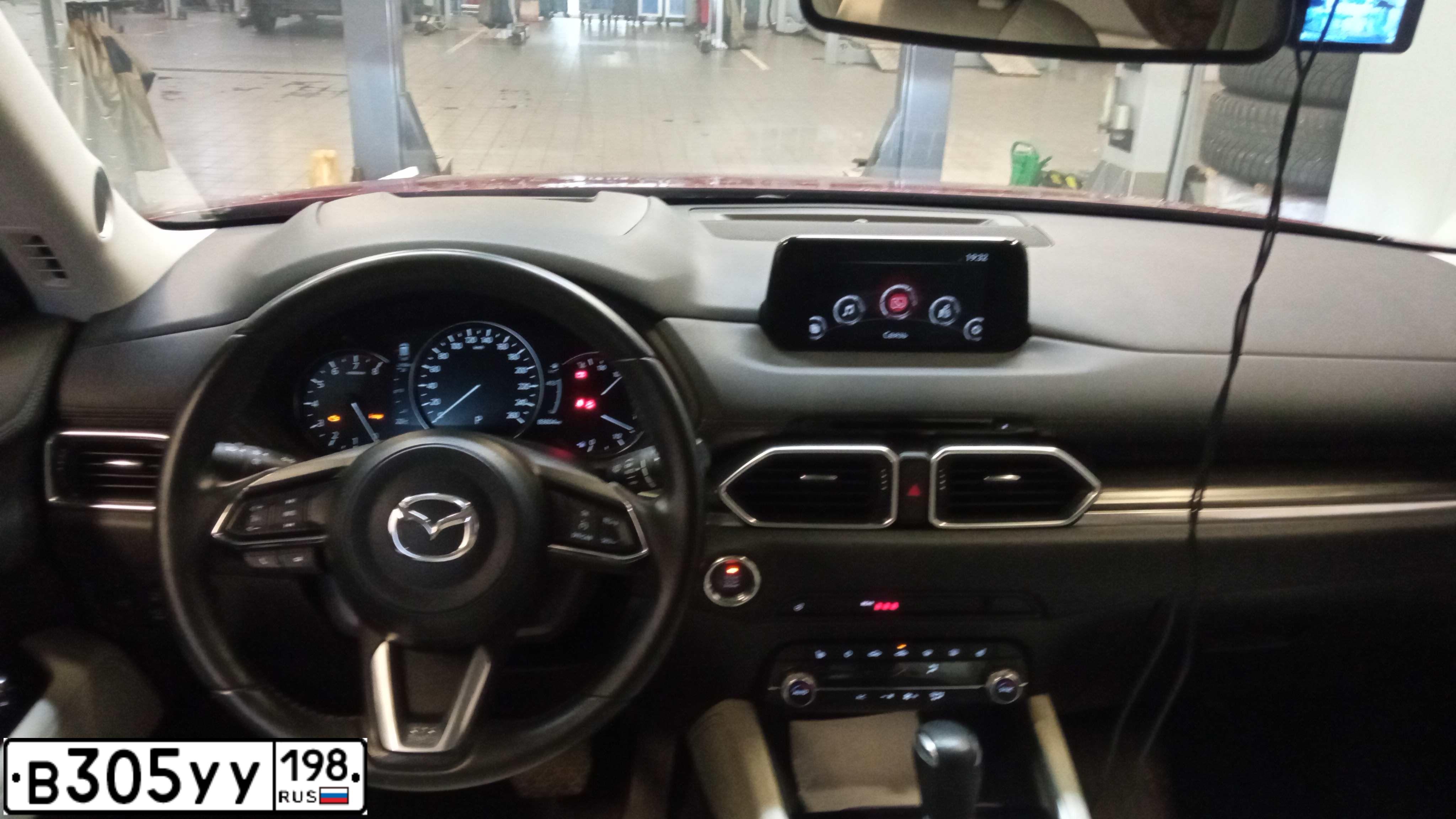 Фото автомобиля MAZDA CX-5, 2019 — госномер В305УУ198. Цвет: КРАСНЫЙ