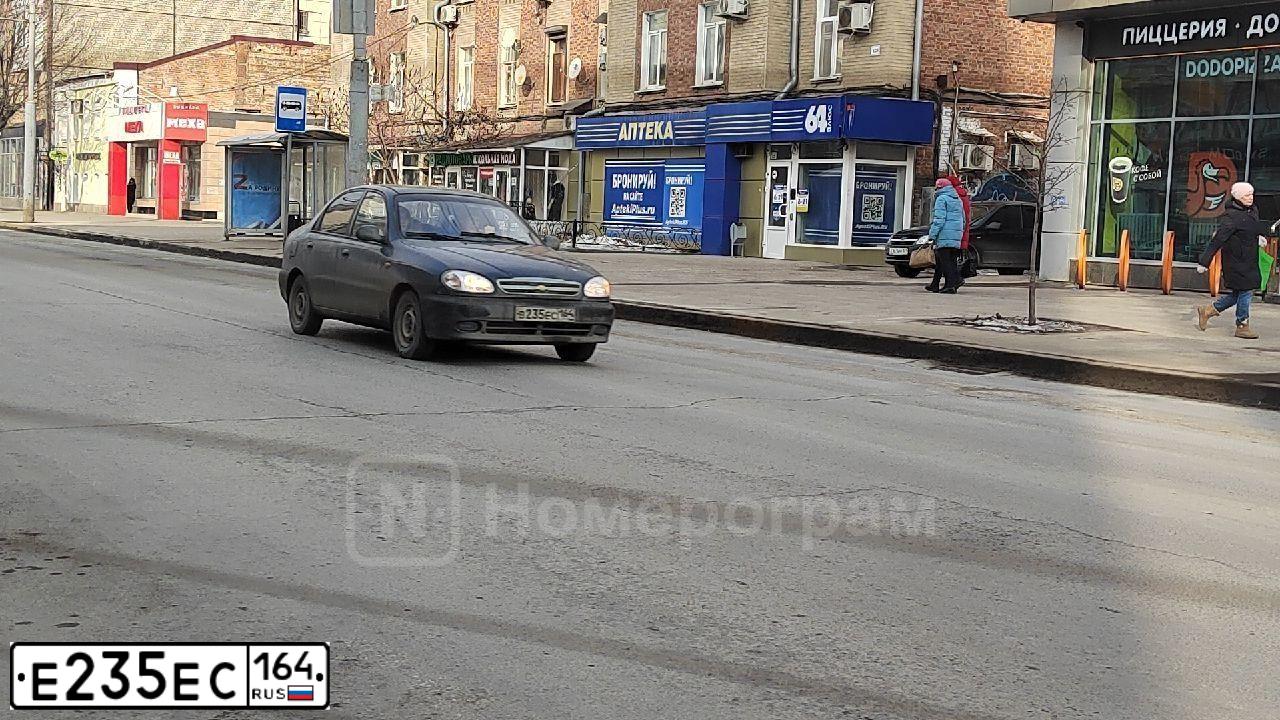 Фото автомобиля MITSUBISHI OUTLANDER, 2007 — госномер Е235ЕС164. Цвет: ЧЕРНЫЙ