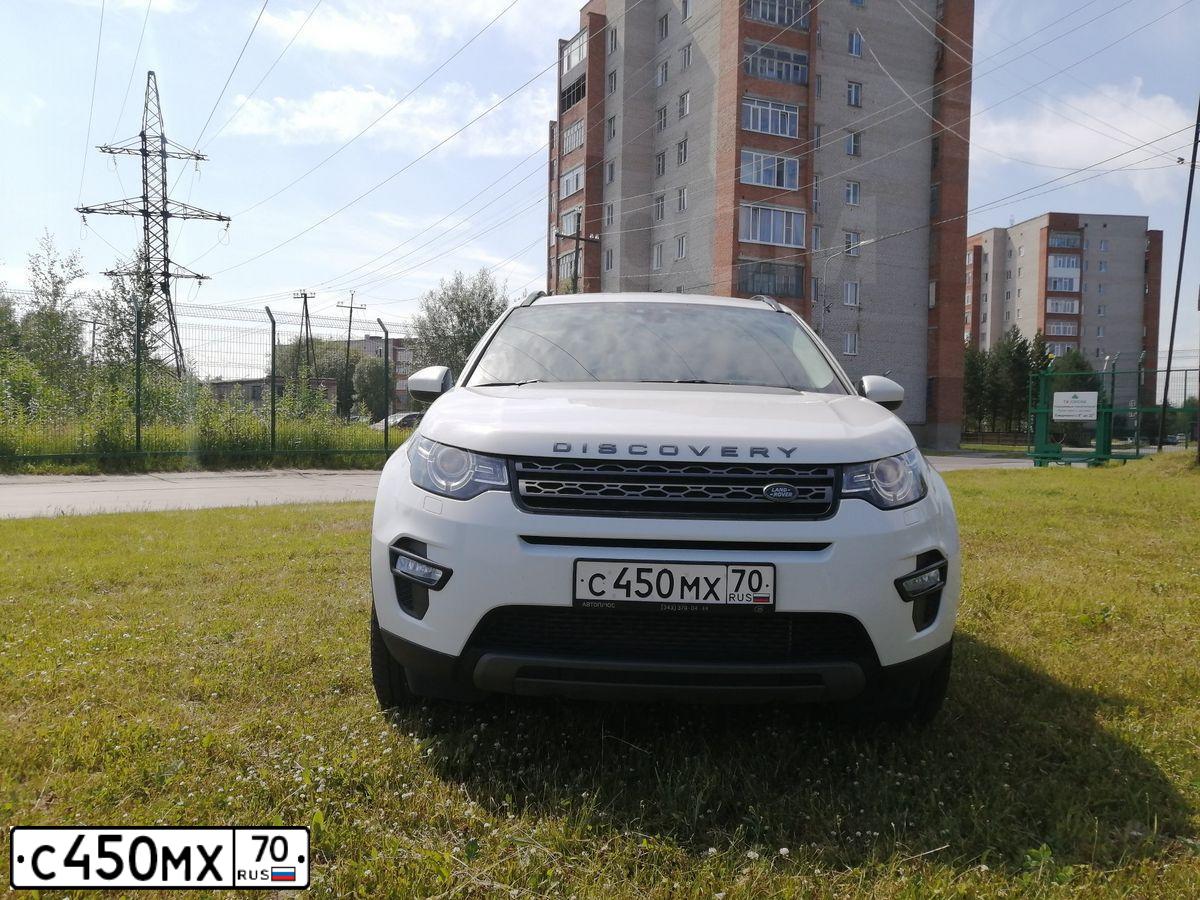 Фото автомобиля LANDROVER DISCOVERY SPORT, 2017 — госномер Е027ХВ186. Цвет: Белый