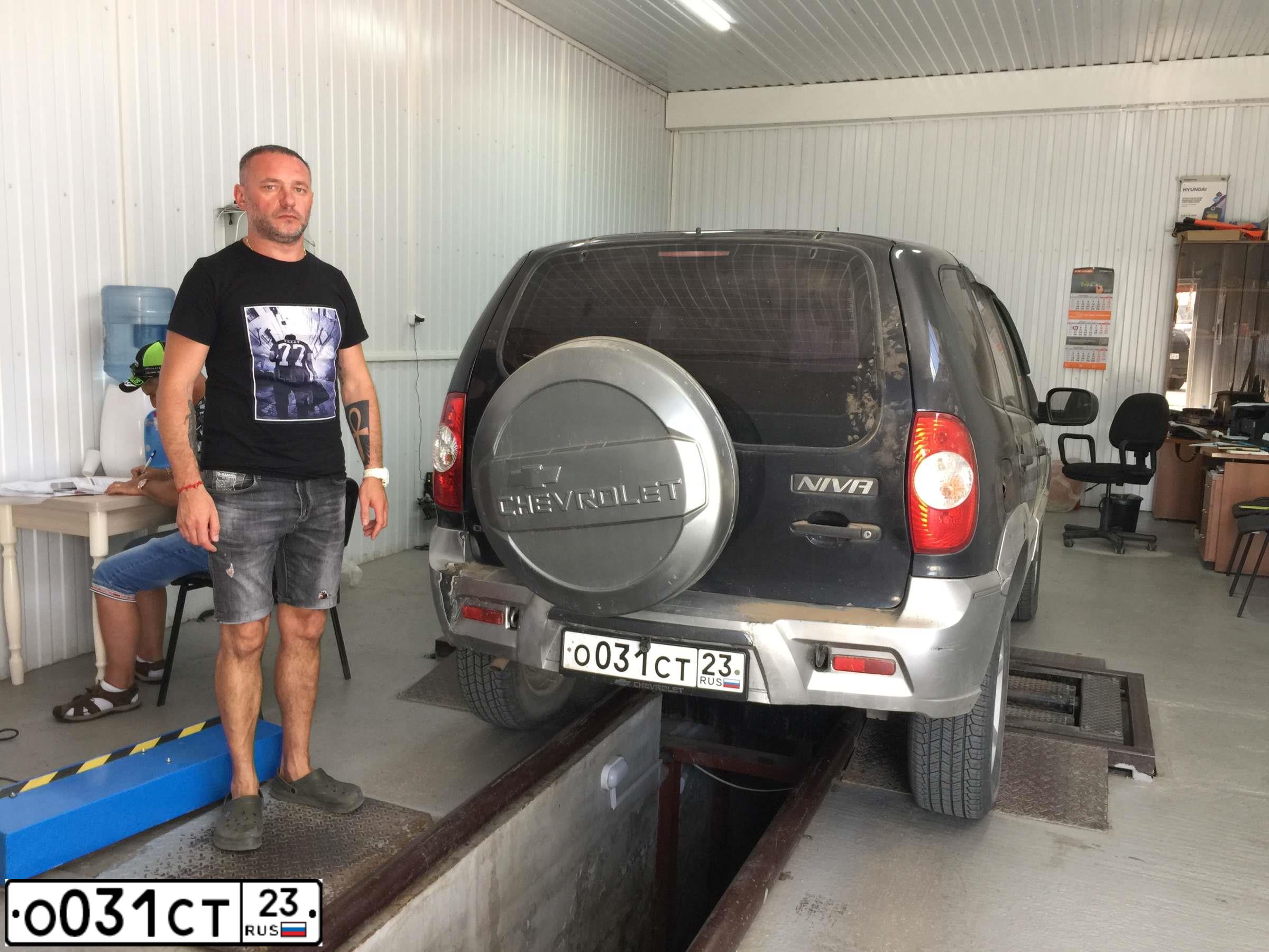 Фото автомобиля LADA 2121 NIVA, 2010 — госномер С717УУ123. Цвет: ЯРКО-БЕЛЫЙ