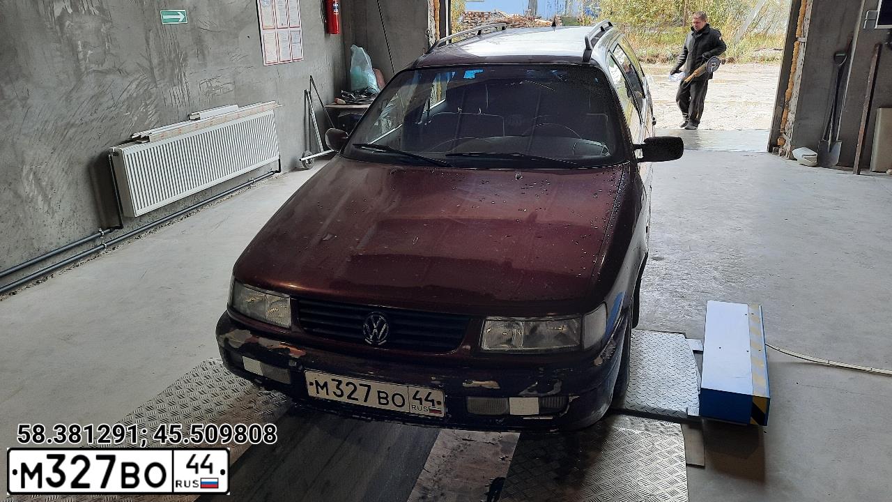 Фото автомобиля VOLKSWAGEN PASSAT, 1993 — госномер М757ЕУ550. Цвет: Красный