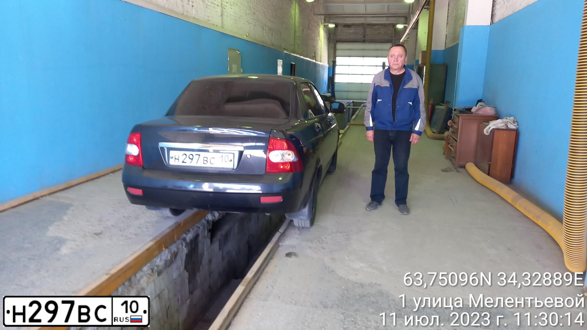 Фото автомобиля LADA 2170 PRIORA, 2007 — госномер Н297ВС10. Цвет: ГРАФИТОВЫЙ МЕТАЛИК
