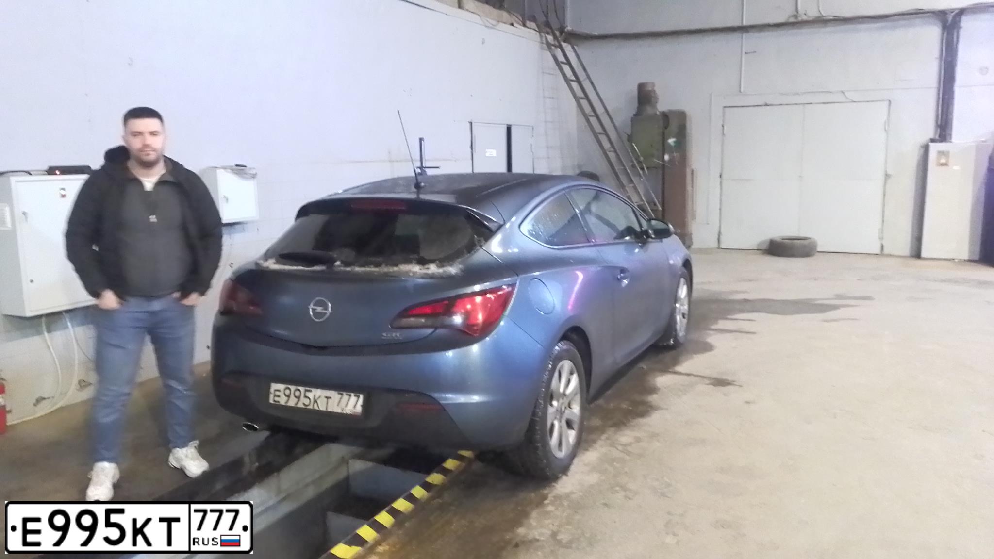 Фото автомобиля OPEL ASTRA, 2014 — госномер Е995КТ777. Цвет: голубой