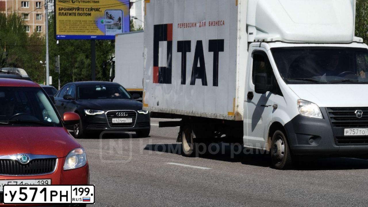 Фото автомобиля SKODA FABIA, 2009 — госномер У571РН199. Цвет: ОРАНЖЕВЫЙ