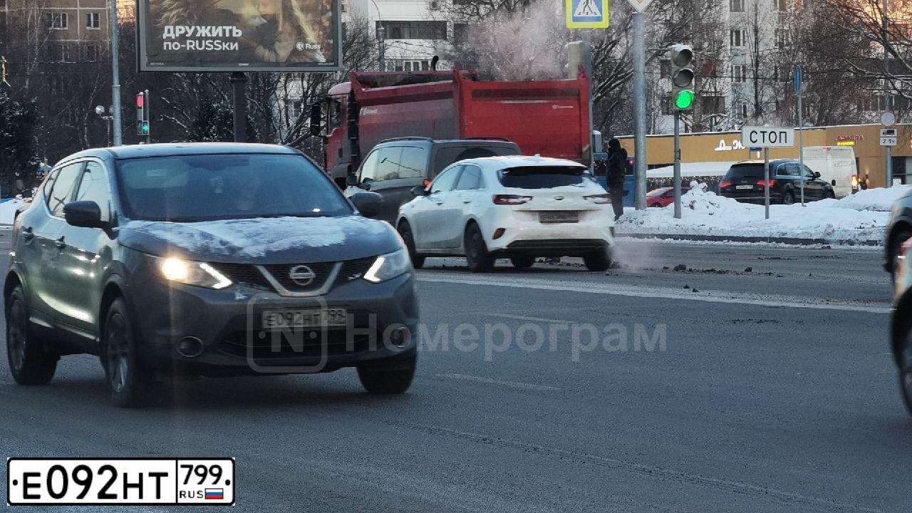 Фото автомобиля NISSAN QASHQAI, 2018 — госномер Е092НТ799. Цвет: СЕРЫЙ
