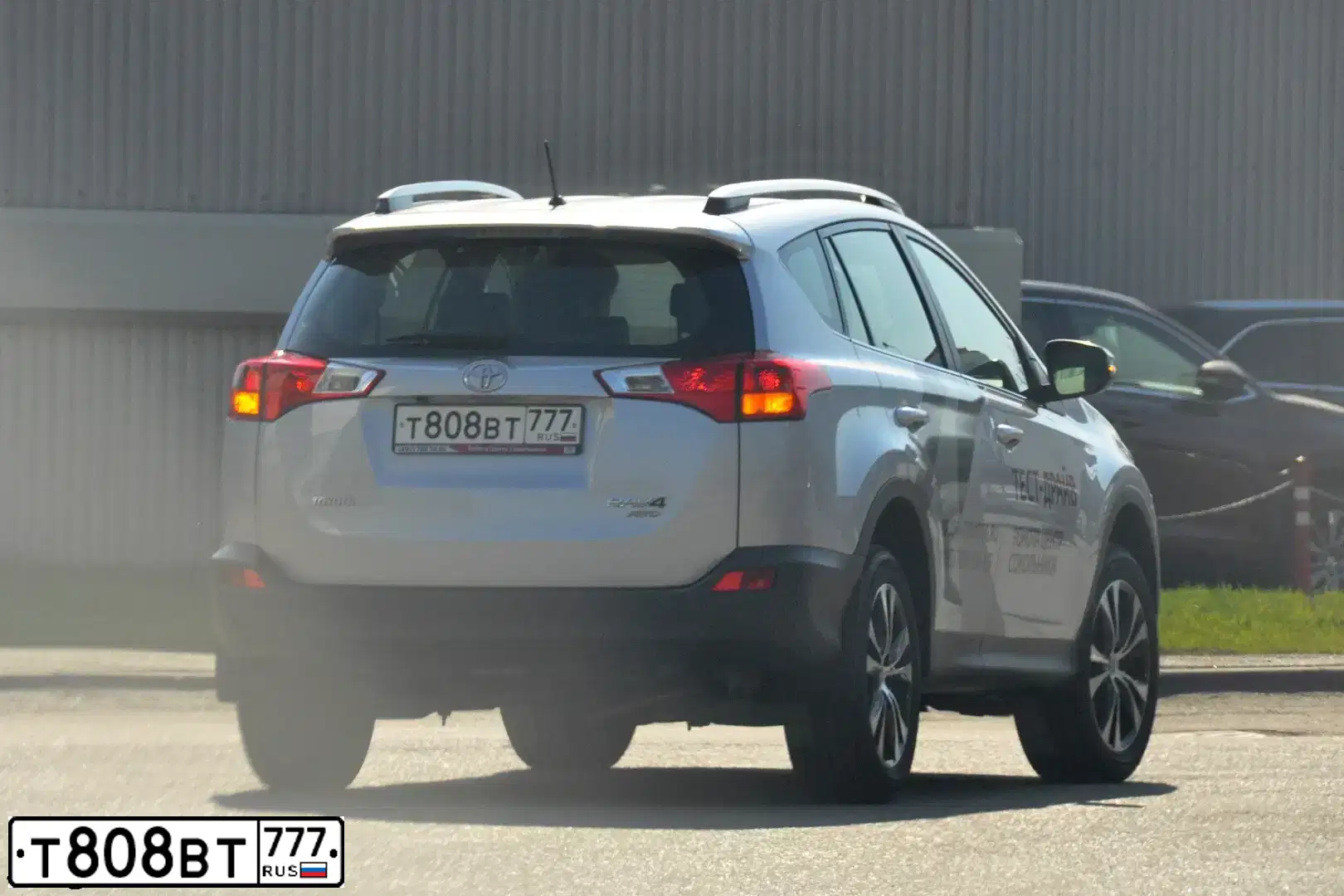 Фото автомобиля TOYOTA RAV4, 2014 — госномер Т808ВТ777. Цвет: Серебристый