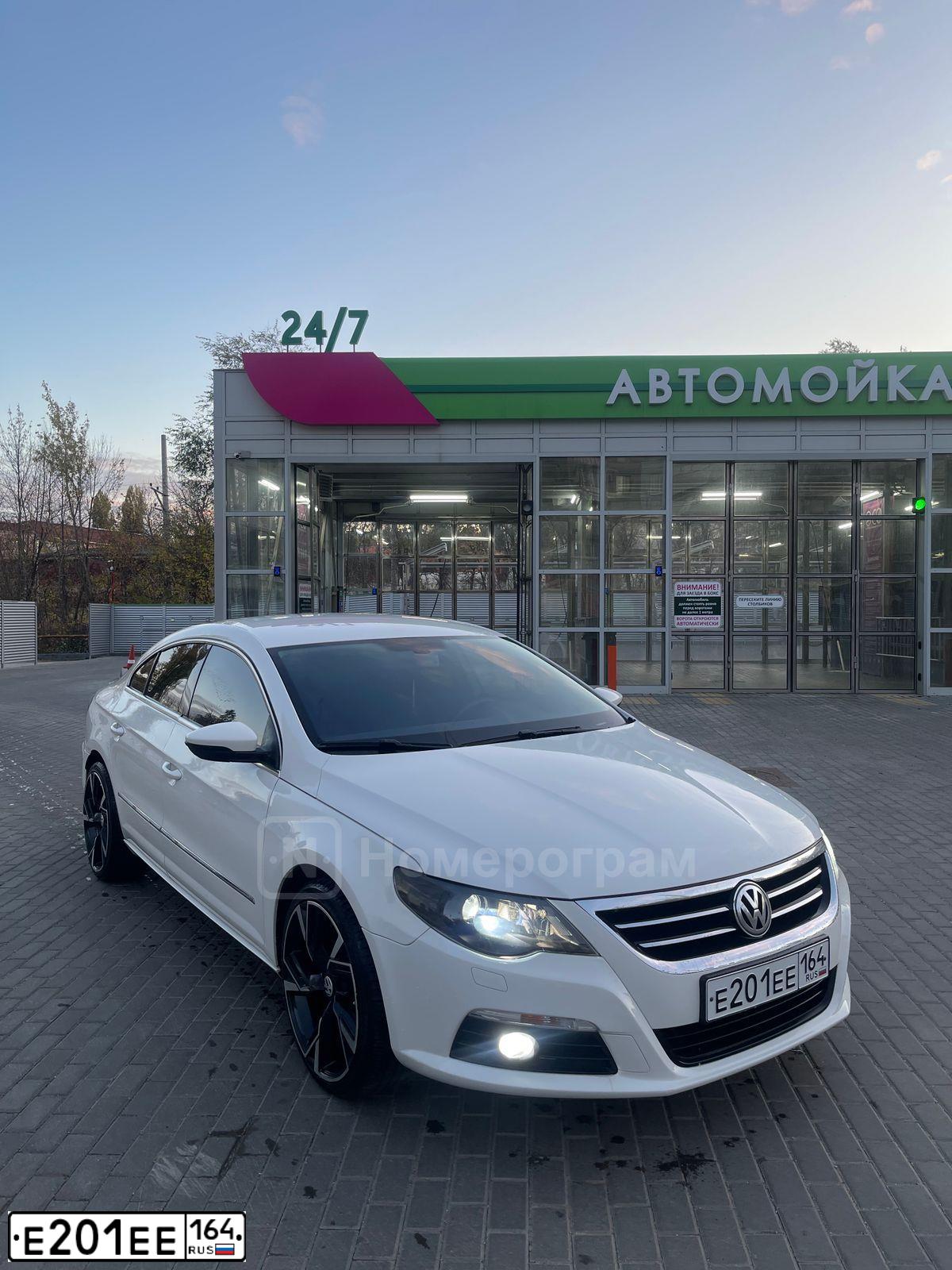 Фото автомобиля VOLKSWAGEN PASSAT, 2010 — госномер Е201ЕЕ164. Цвет: Белый