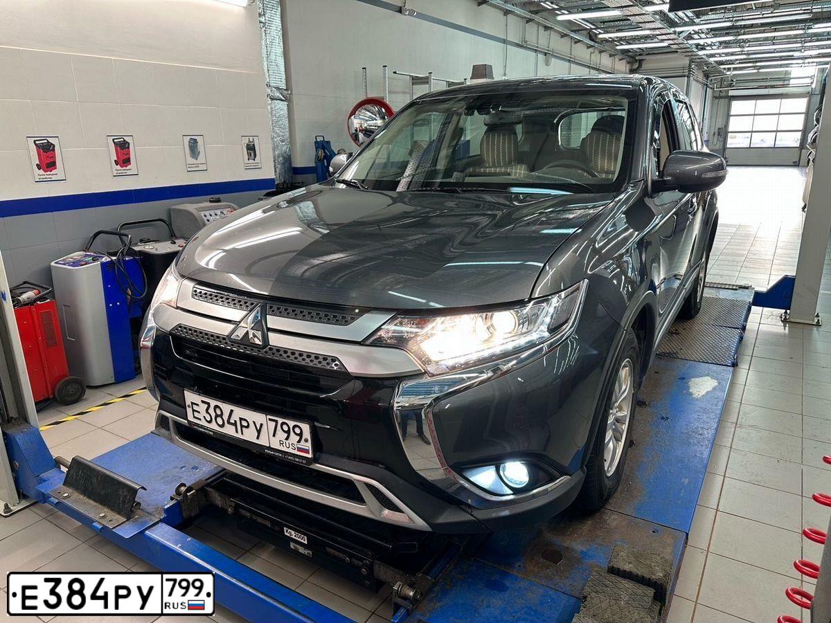 Фото автомобиля MITSUBISHI OUTLANDER, 2020 — госномер Е384РУ799. Цвет: СЕРЫЙ