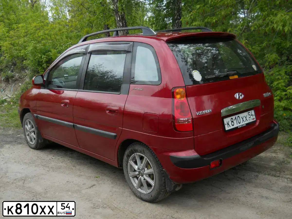 Фото автомобиля HYUNDAI MATRIX, 2004 — госномер К810ХХ54. Цвет: Красный
