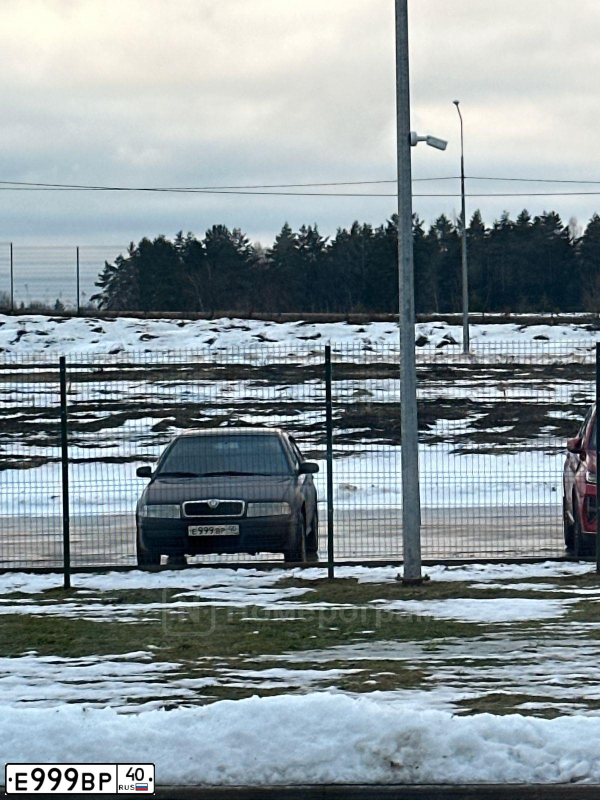 Фото автомобиля KIA SORENTO, 2005 — госномер Е999ВР40. Цвет: СЕРЕБРИСТЫЙ