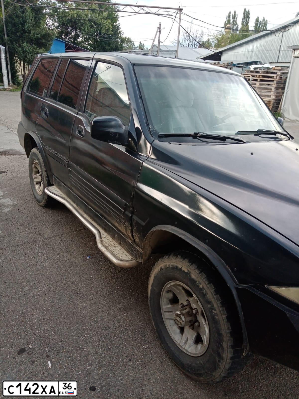 Фото автомобиля SSANGYONG MUSSO, 1994 — госномер С142ХА36. Цвет: ЧЕРНЫЙ