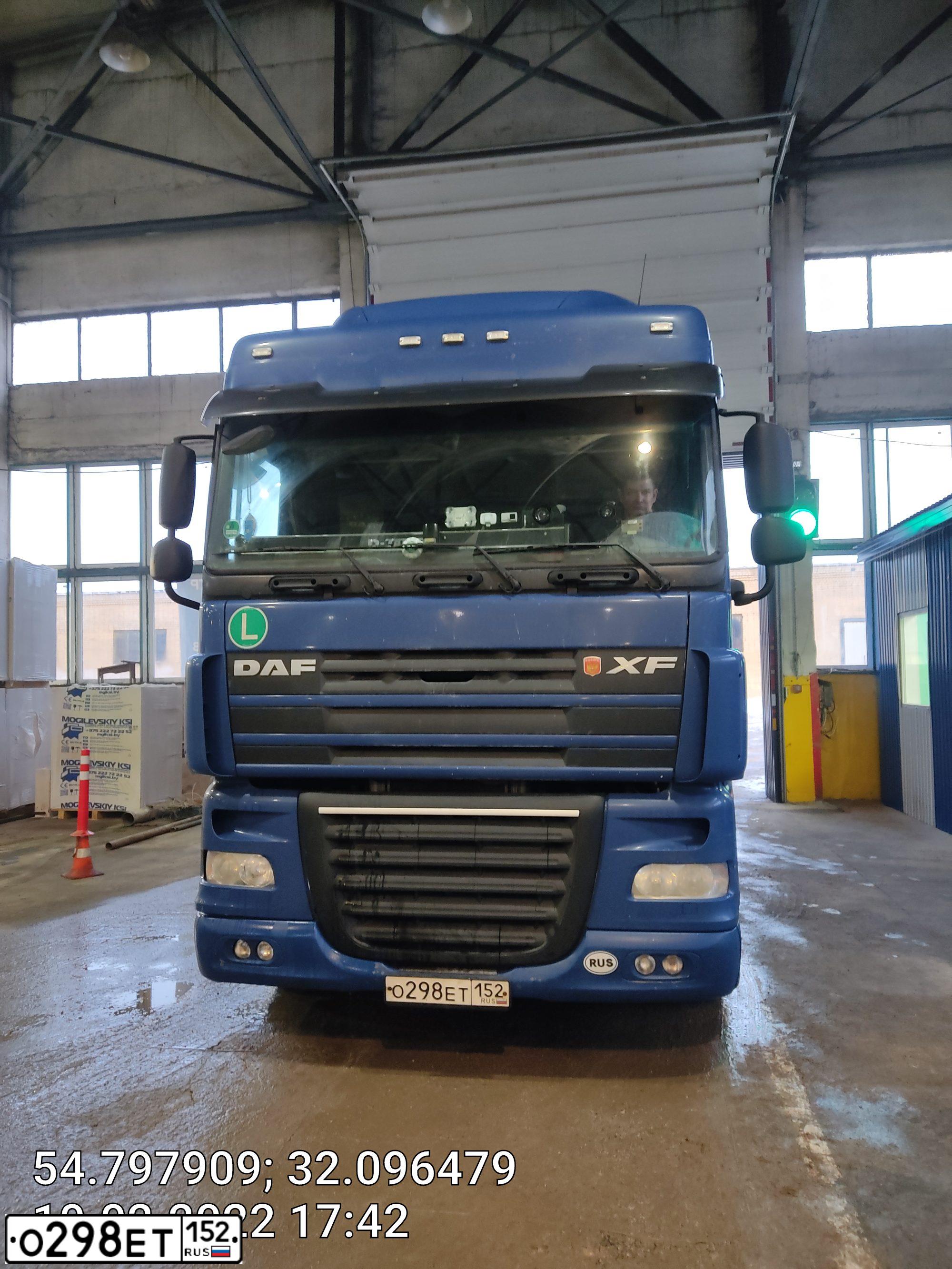 Фото автомобиля DAF XF 105 FT /4X2/, 2016 — госномер О298ЕТ152. Цвет: СИНИЙ