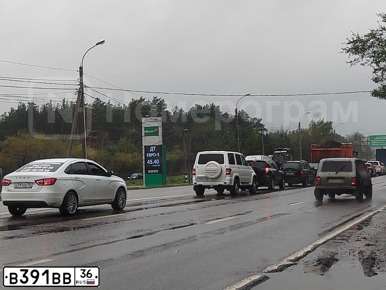 Фото автомобиля PEUGEOT 206 CC, 2001 — госномер В381ВВ36. Цвет: Серебристый