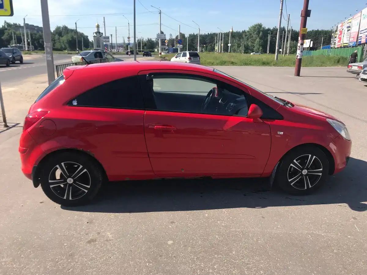 Фото автомобиля OPEL CORSA, 2007 — госномер Р779УК177. Цвет: Красный