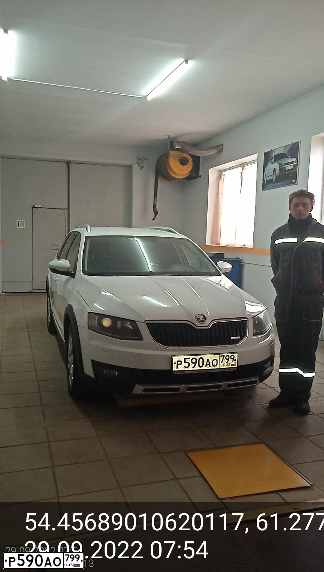 Фото автомобиля SKODA OCTAVIA, 2017 — госномер Р590АО799. Цвет: Белый