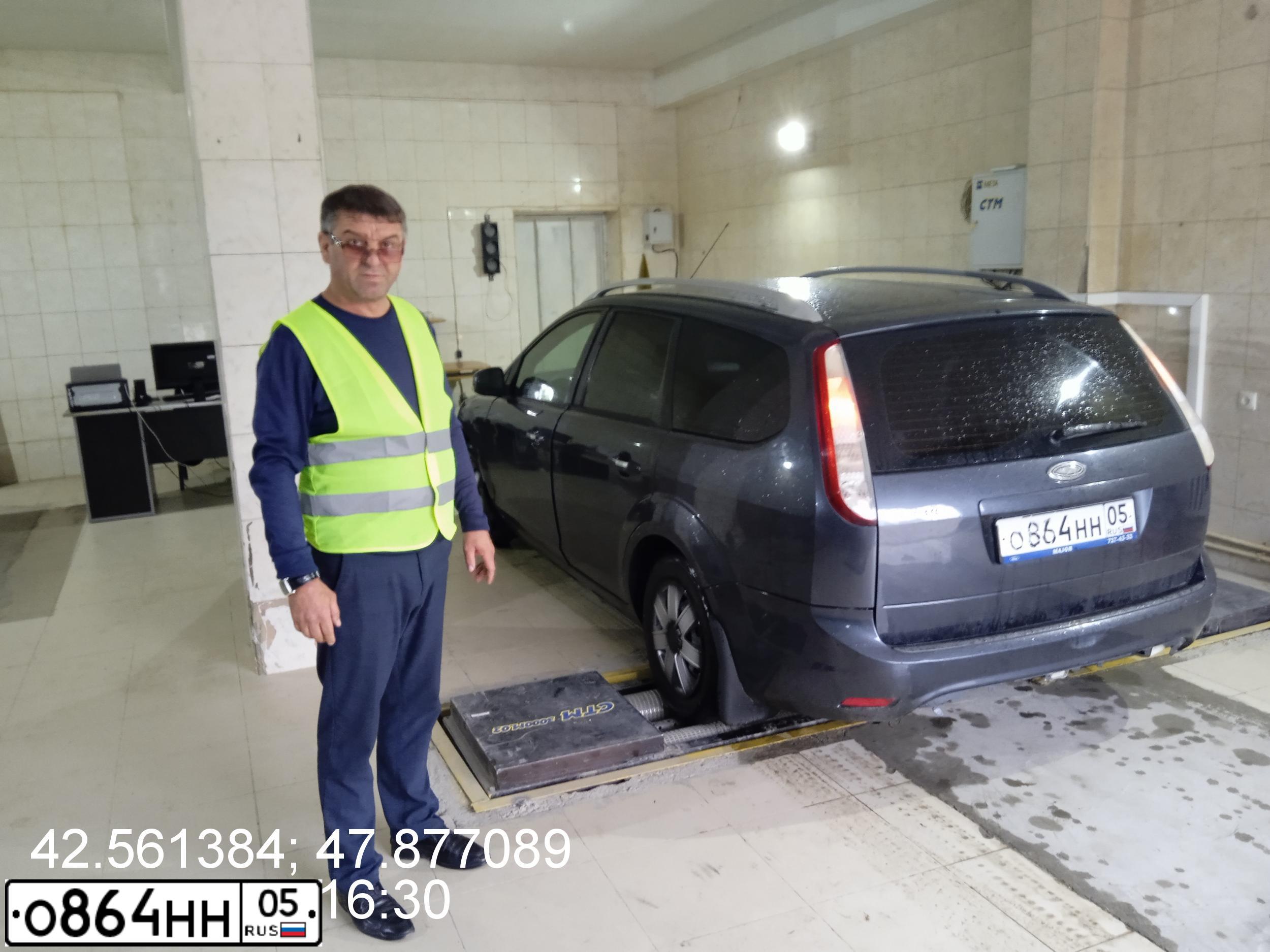 Фото автомобиля FORD FOCUS, 2010 — госномер О864НН05. Цвет: ТЕМНО-СЕРЫЙ
