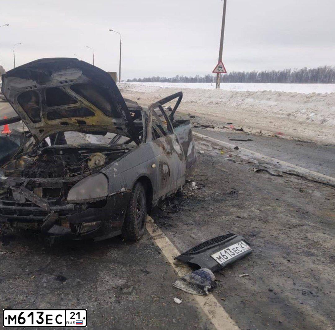 Фото автомобиля LADA 2170 PRIORA, 2011 — госномер М613ЕС21. Цвет: Сине-Черный