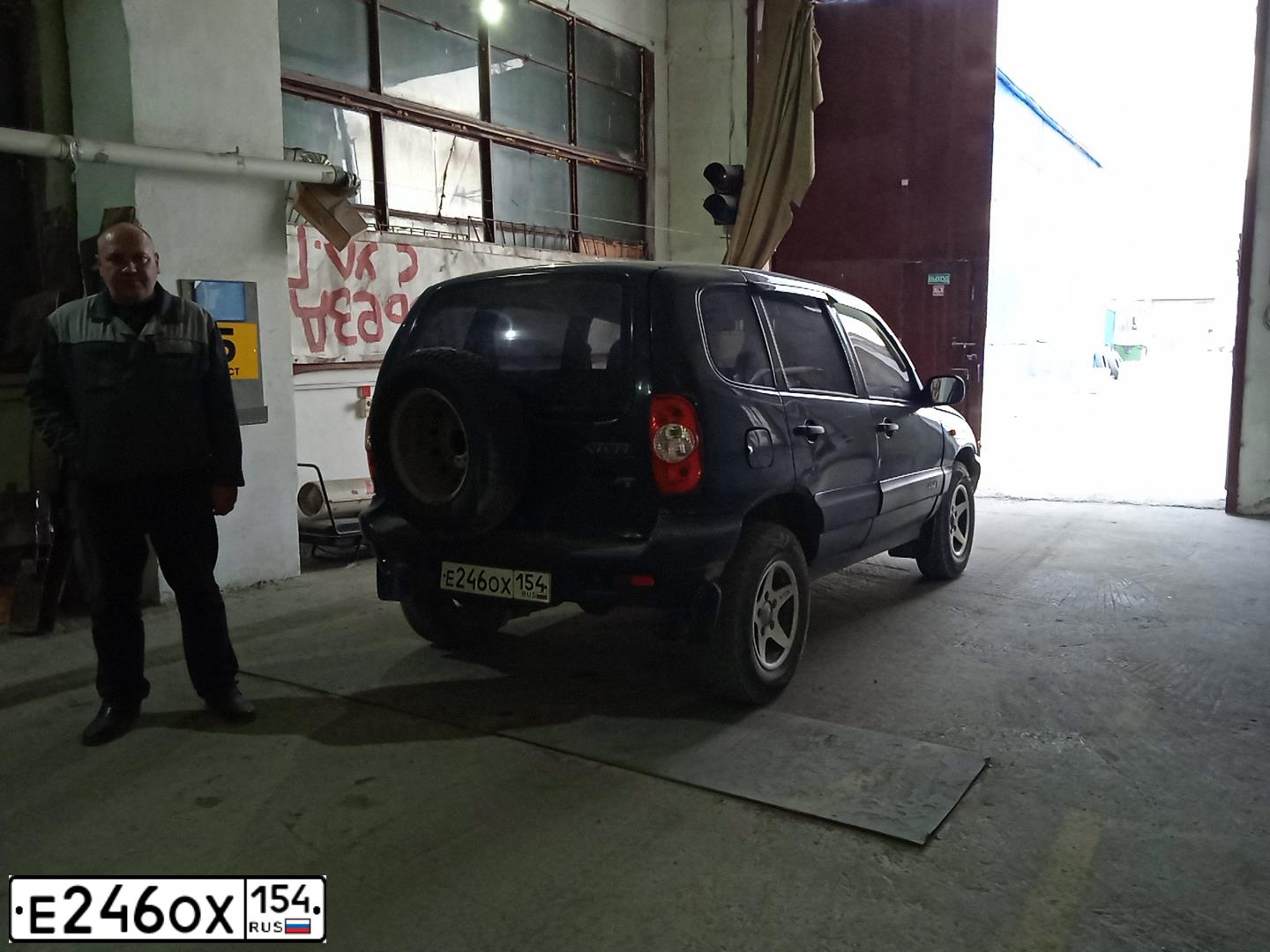 Фото автомобиля CHEVROLET NIVA, 2004 — госномер Е246ОХ154. Цвет: ЗЕЛЕНЫЙ