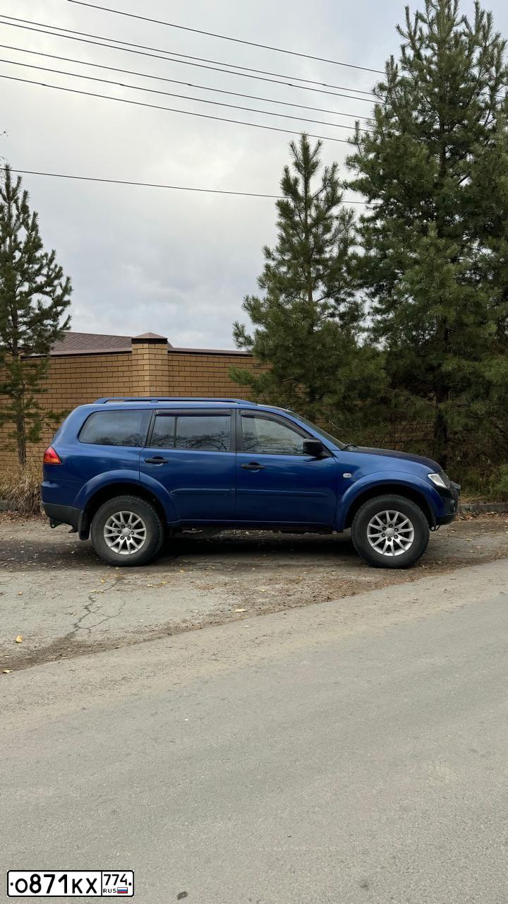 Фото автомобиля MITSUBISHI PAJERO SPORT, 2010 — госномер Р515УН86. Цвет: синий