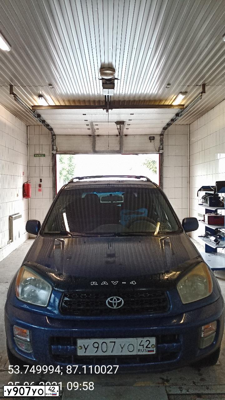 Фото автомобиля TOYOTA RAV4, 2003 — госномер У907УО42. Цвет: СИНИЙ