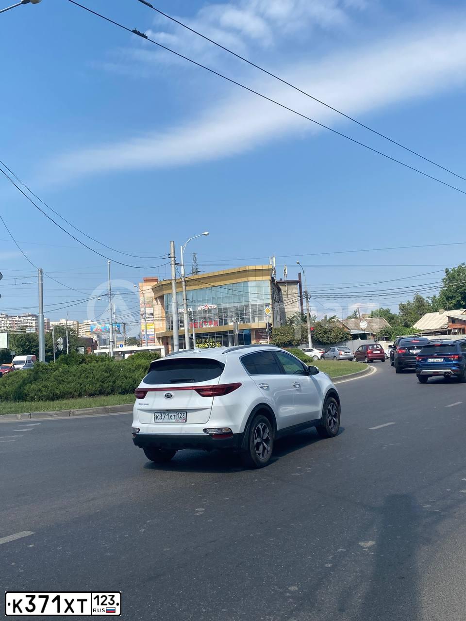 Фото автомобиля KIA SPORTAGE, 2019 — госномер В110ЕН92. Цвет: БЕЛЫЙ