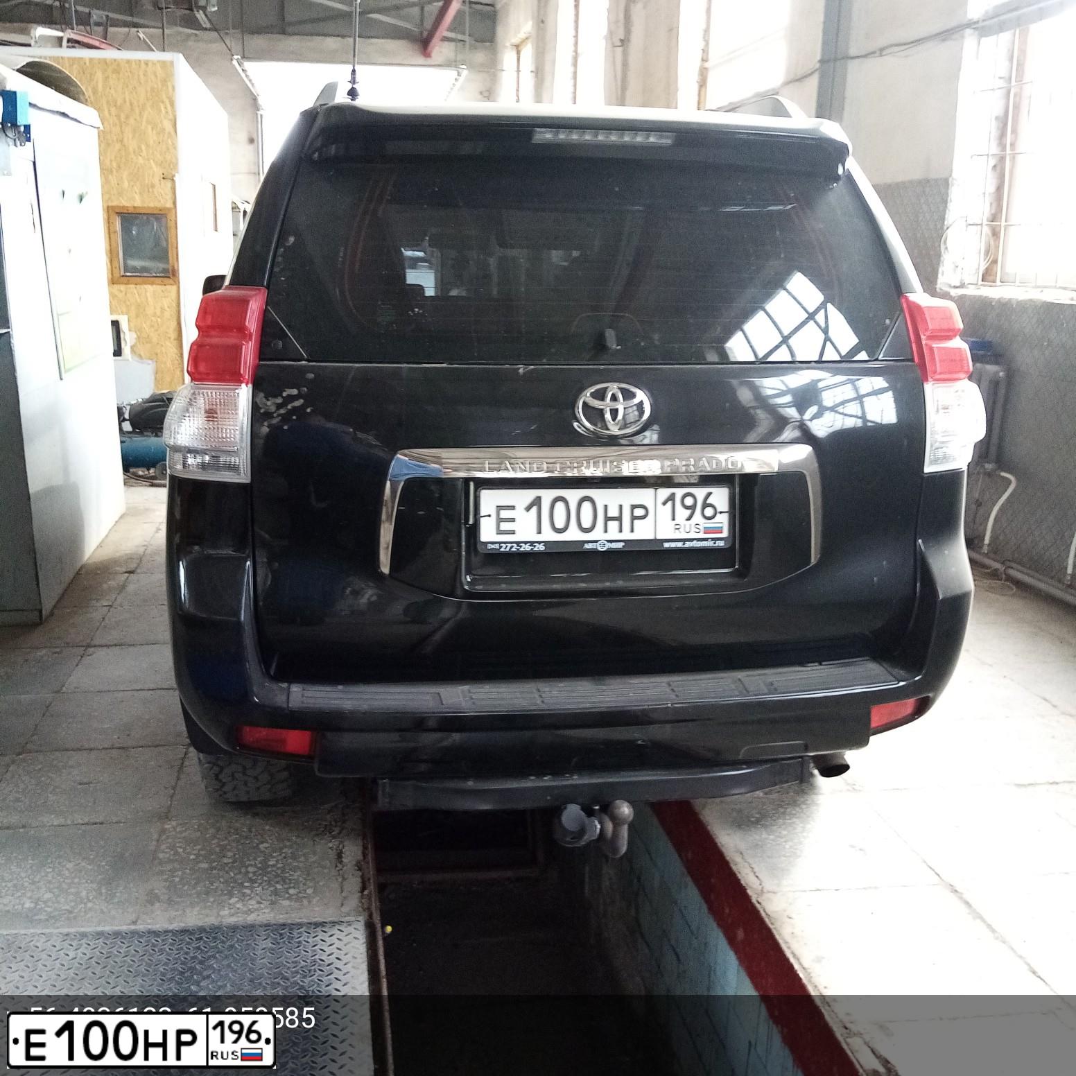 Фото автомобиля TOYOTA LANDCRUISER, 2010 — госномер Е100НР196. Цвет: ЧЕРНЫЙ