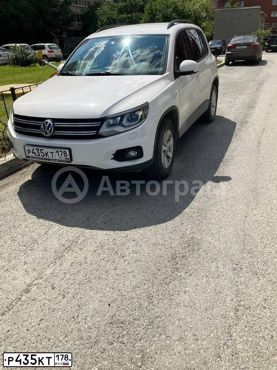 Фото автомобиля VOLKSWAGEN TIGUAN, 2013 — госномер Р435КТ178. Цвет: БЕЛЫЙ
