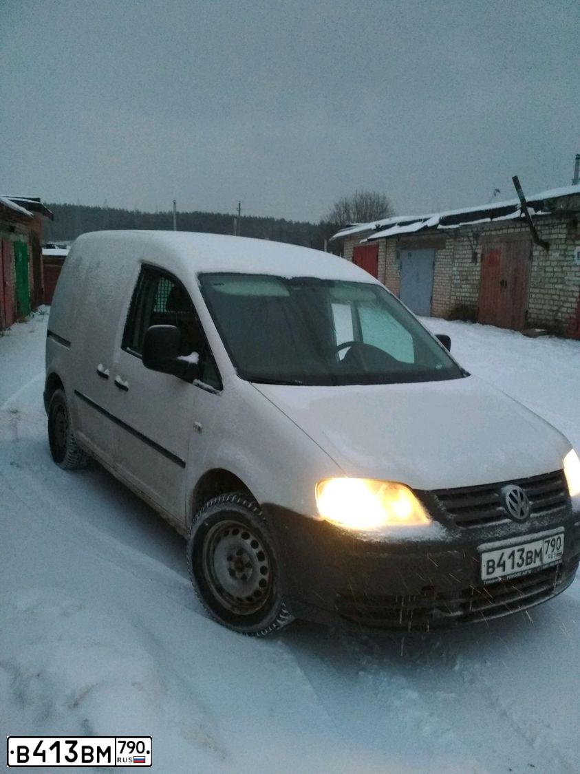 Фото автомобиля VOLKSWAGEN CADDY, 2008 — госномер О437АА40. Цвет: Белый