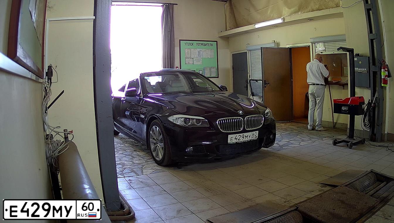 Фото автомобиля BMW SERIE 5, 2012 — госномер О700ОО60. Цвет: ЧЕРНЫЙ