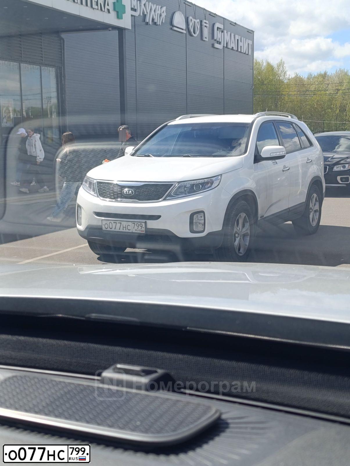 Фото автомобиля KIA SORENTO, 2012 — госномер О077НС799. Цвет: Серебристый
