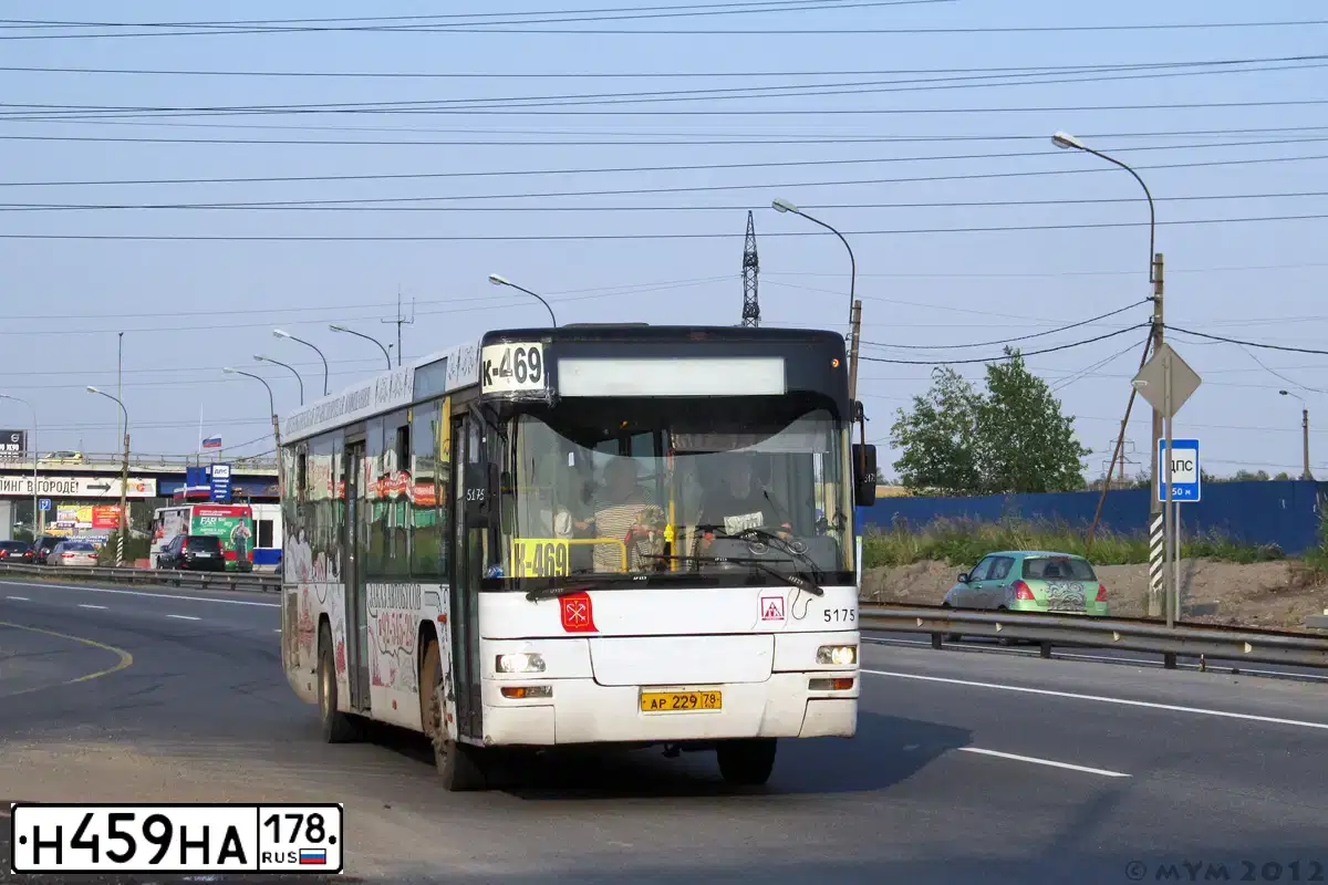 Фото автомобиля YUTONG 6118, 2005 — госномер Н459НА178. Цвет: БЕЛЫЙ