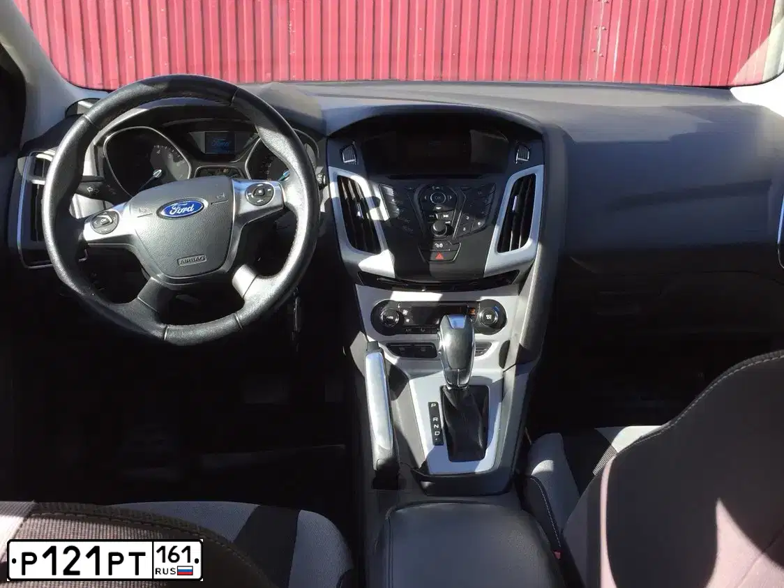 Фото автомобиля FORD FOCUS, 2013 — госномер А257МУ136. Цвет: СЕРО-КОРИЧНЕВЫЙ
