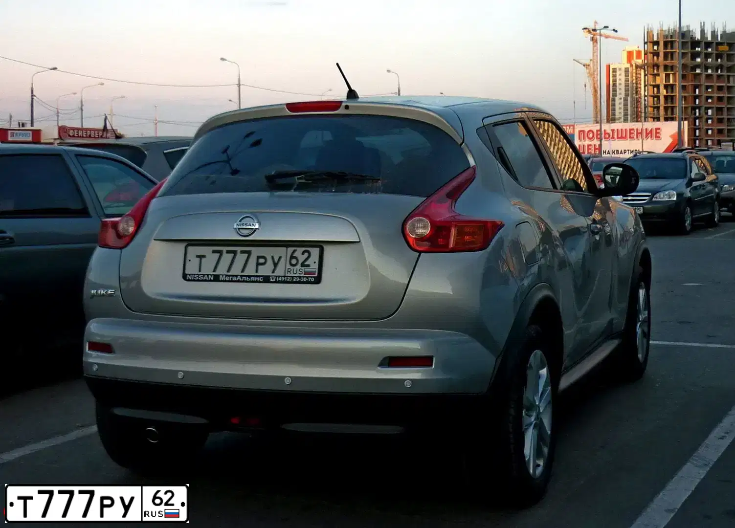 Фото автомобиля NISSAN JUKE, 2013 — госномер Т777РУ62. Цвет: Серебристый