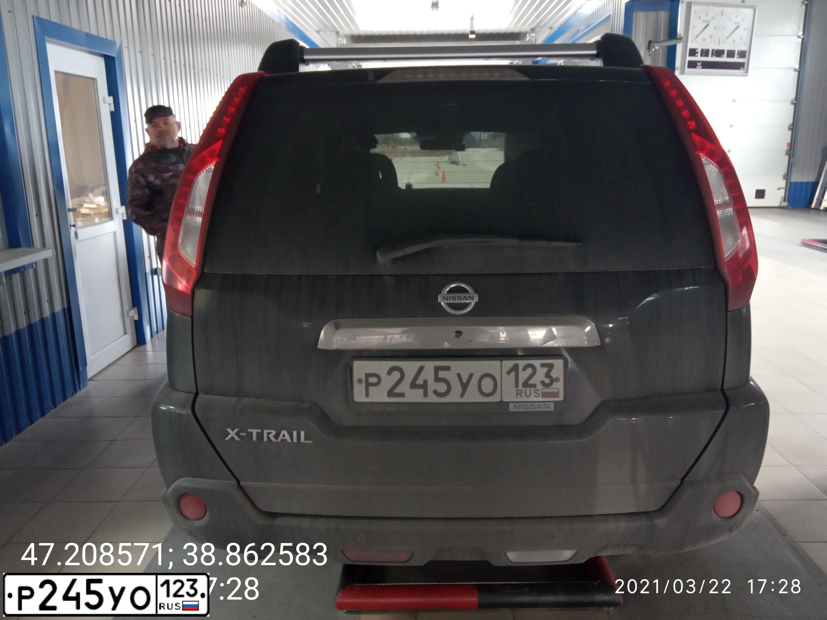 Фото автомобиля NISSAN X-TRAIL, 2013 — госномер Р245УО123. Цвет: ЧЕРНЫЙ