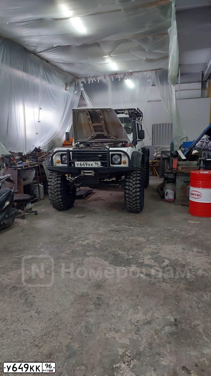 Фото автомобиля LANDROVER DEFENDER, 1993 — госномер У649КК96. Цвет: Белый