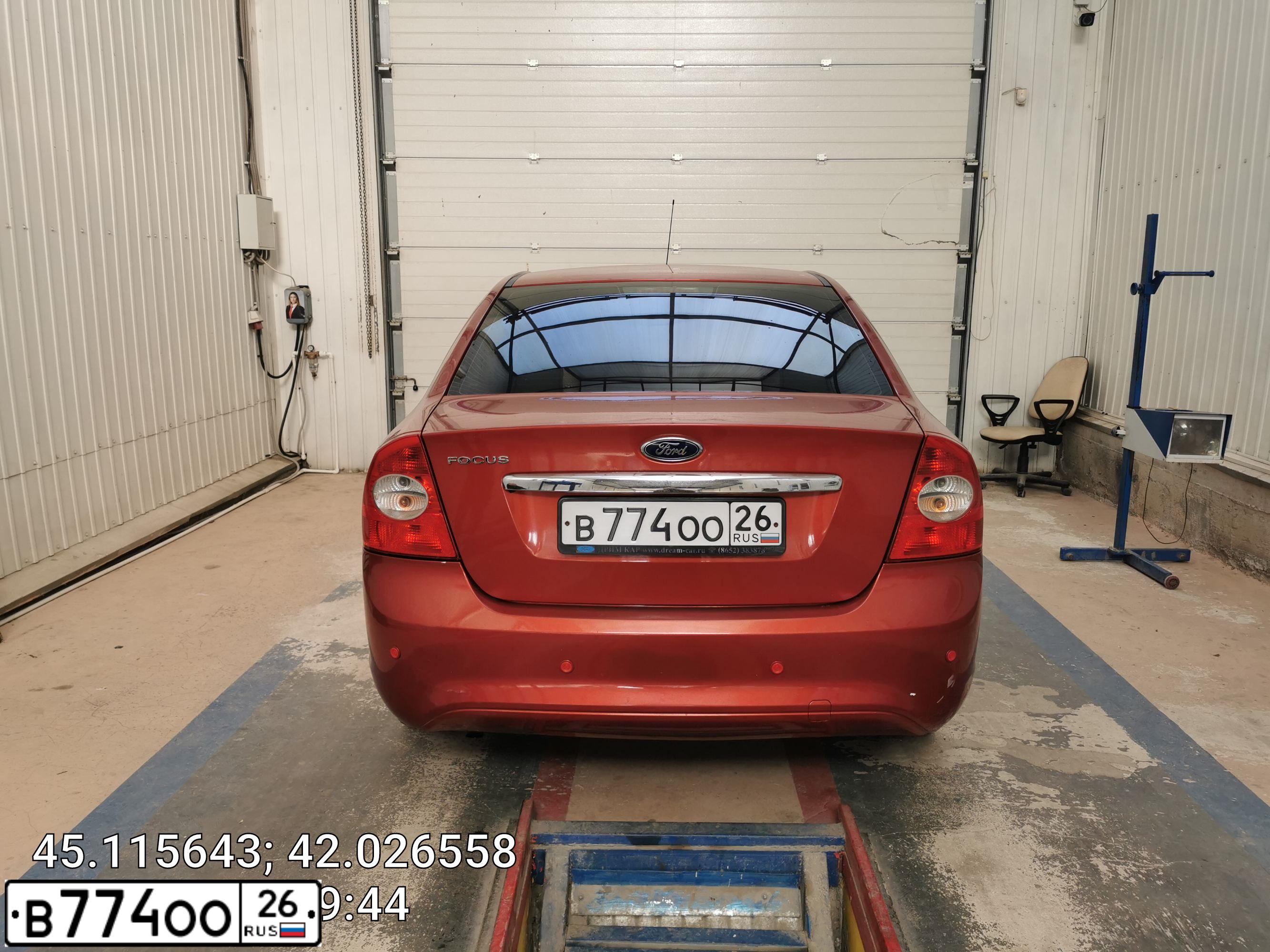 Фото автомобиля FORD FOCUS, 2008 — госномер Т525УА26. Цвет: Красный