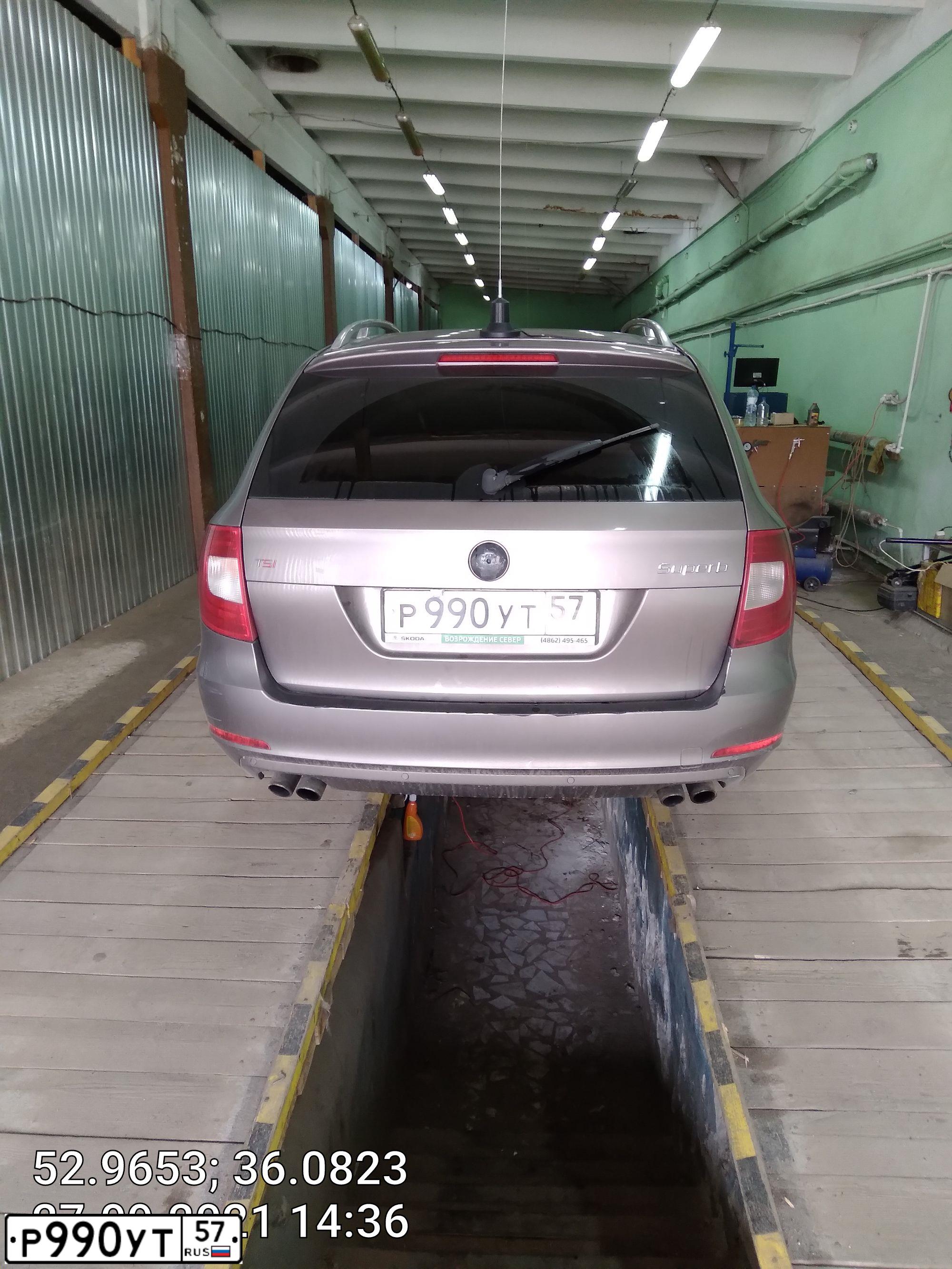 Фото автомобиля SKODA SUPERB, 2011 — госномер Р990УР57. Цвет: БЕЖЕВО-СЕРЫЙ