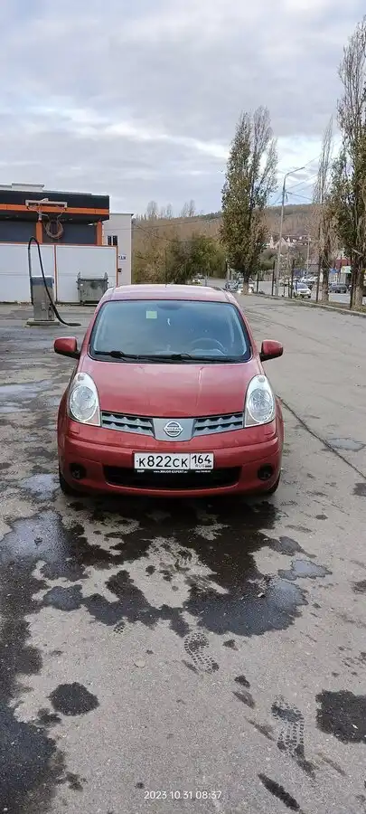 Фото автомобиля NISSAN NOTE, 2008 — госномер К822СК164. Цвет: ВИШНЕВЫЙ