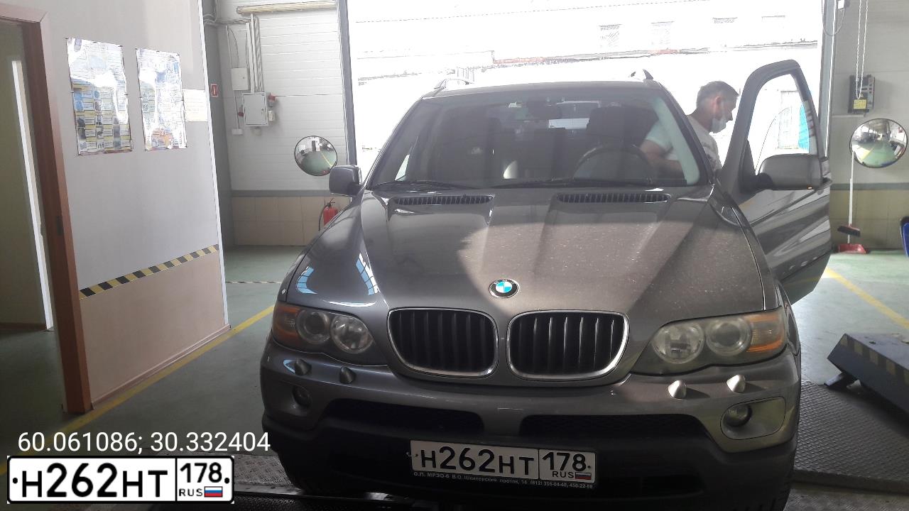 Фото автомобиля BMW X5, 2004 — госномер В247РН51. Цвет: СЕРЫЙ