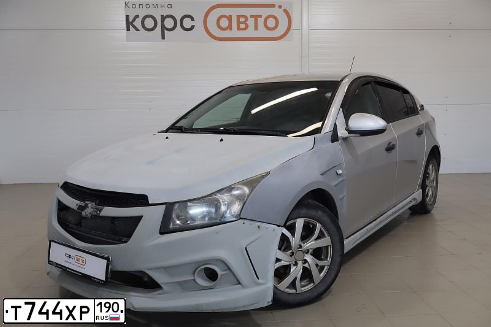 Фото автомобиля CHEVROLET CRUZE, 2012 — госномер Т744ХР190. Цвет: СЕРЫЙ