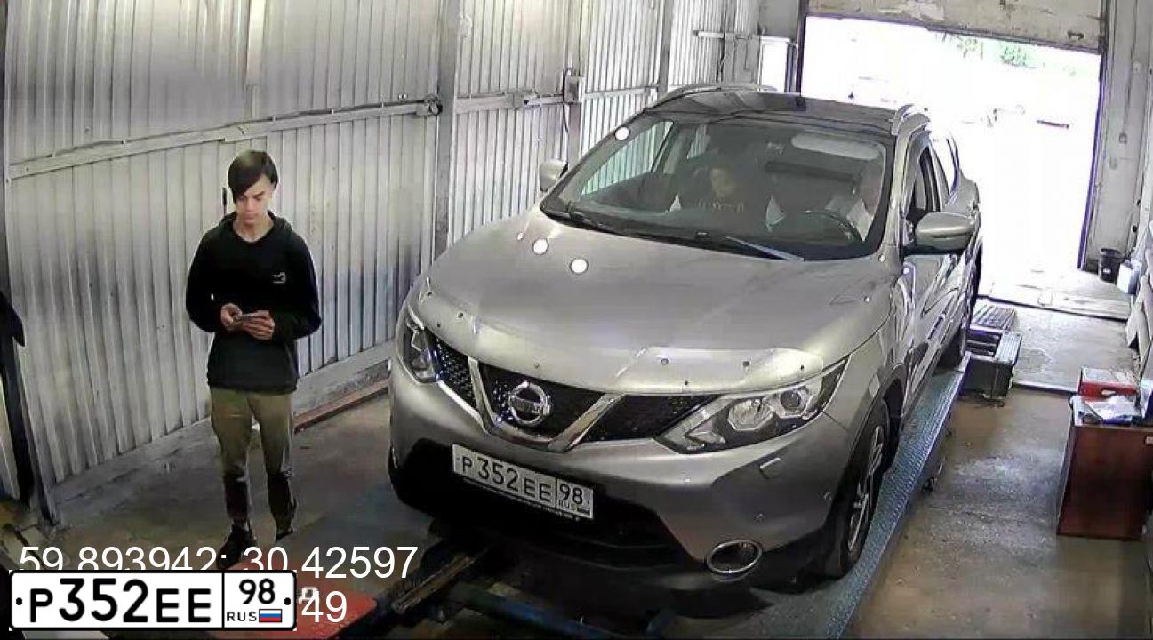 Фото автомобиля NISSAN QASHQAI, 2014 — госномер Р352ЕЕ98. Цвет: серебристый