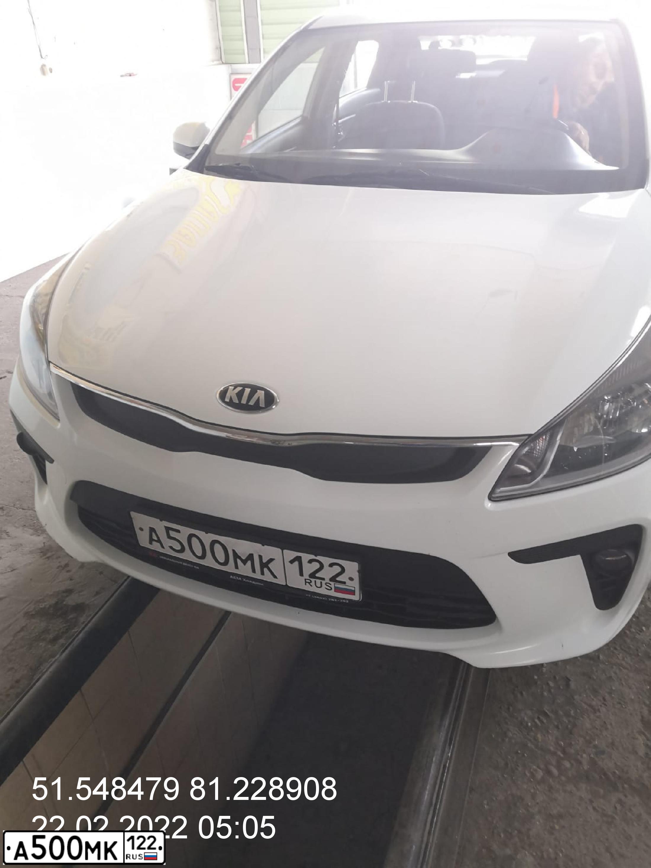 Фото автомобиля KIA RIO, 2020 — госномер А500МК122. Цвет: Белый