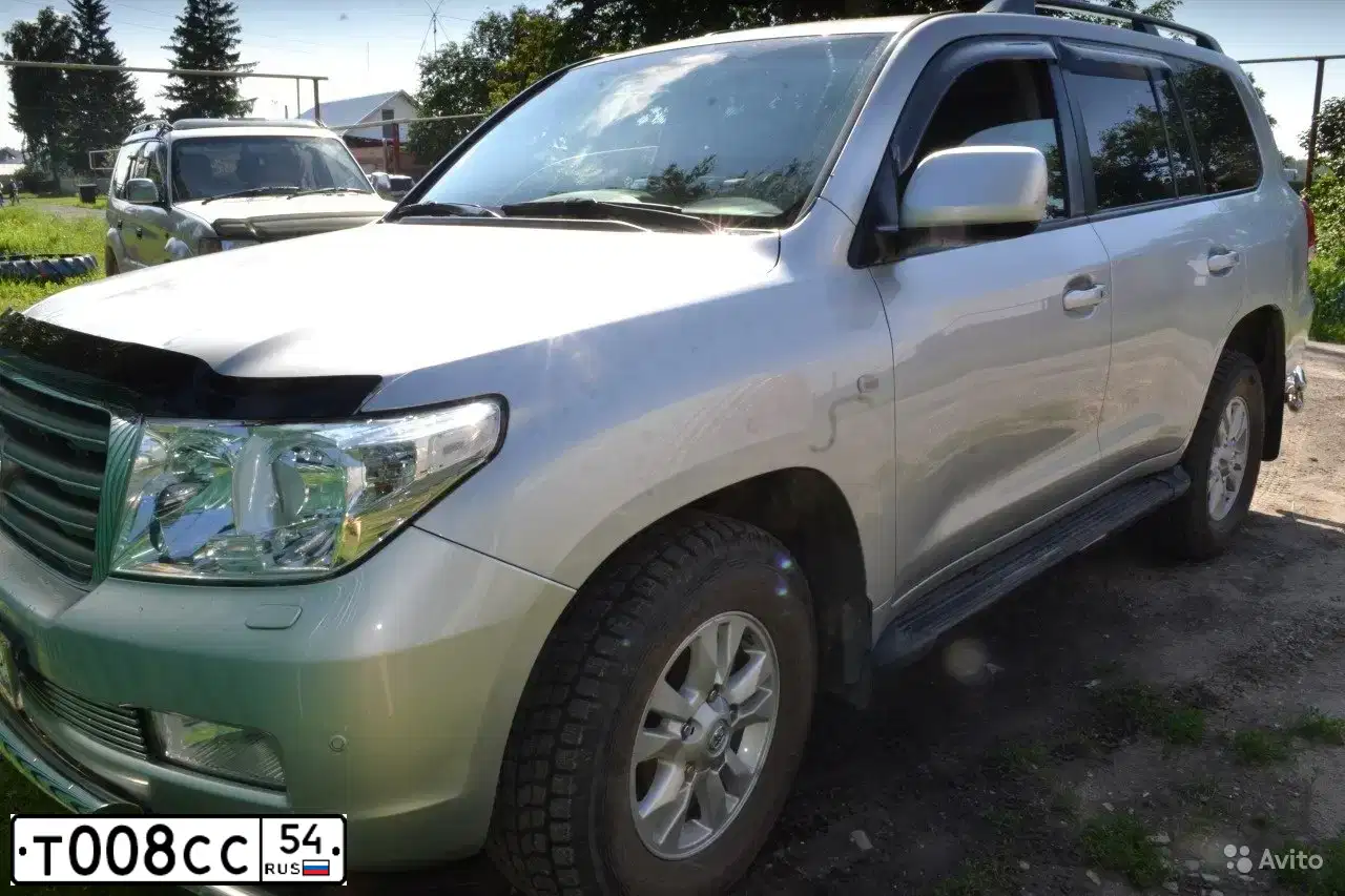 Фото автомобиля TOYOTA LANDCRUISER 200, 2007 — госномер Н714АР199. Цвет: Серебристый