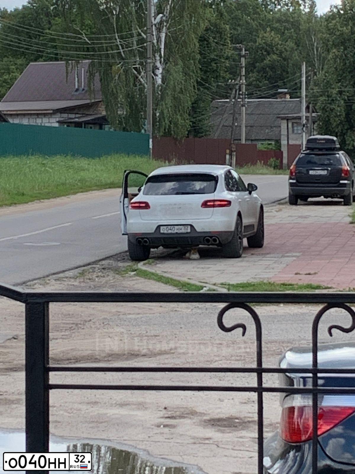 Фото автомобиля VOLKSWAGEN PASSAT, 2001 — госномер О040НН32. Цвет: синий