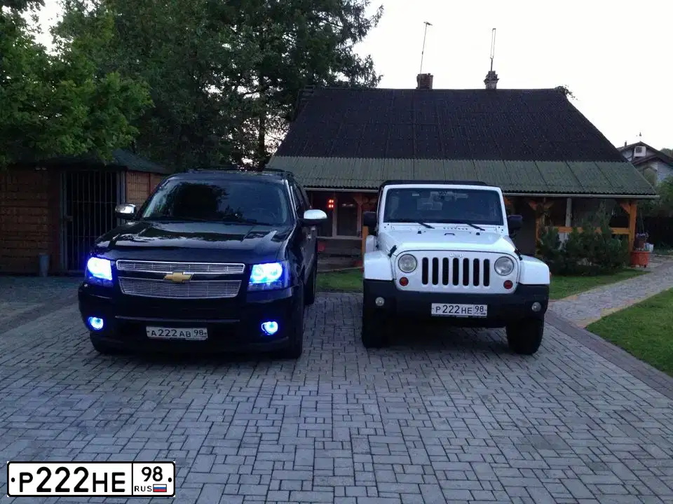 Фото автомобиля JEEP WRANGLER, 2013 — госномер Р222НЕ98. Цвет: БЕЛЫЙ