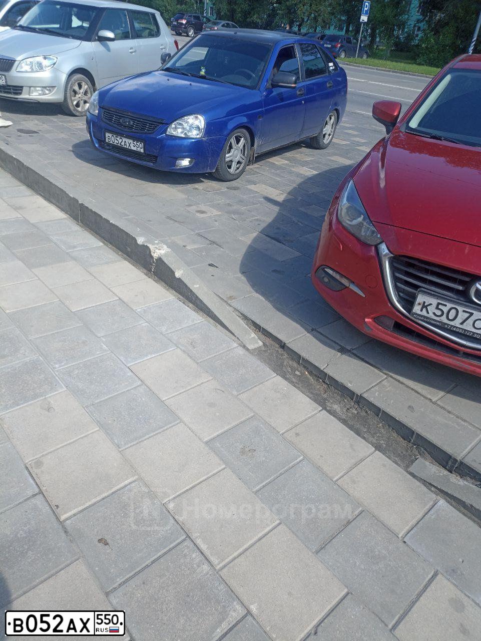 Фото автомобиля LADA 2172 PRIORA, 2010 — госномер В052АХ550. Цвет: СИНИЙ
