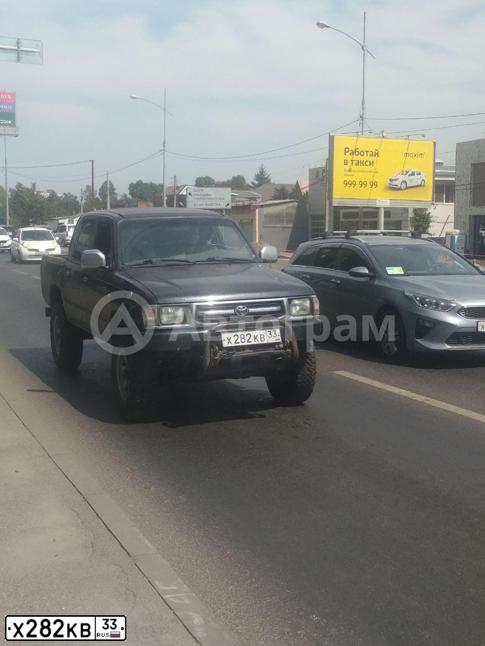 Фото автомобиля TOYOTA HILUX, 2000 — госномер Х282КВ33. Цвет: ЧЕРНЫЙ