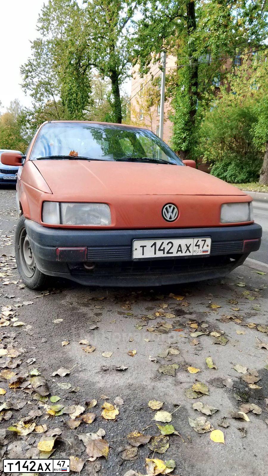 Фото автомобиля VOLKSWAGEN PASSAT, 1990 — госномер Т142АХ47. Цвет: КРАСНЫЙ