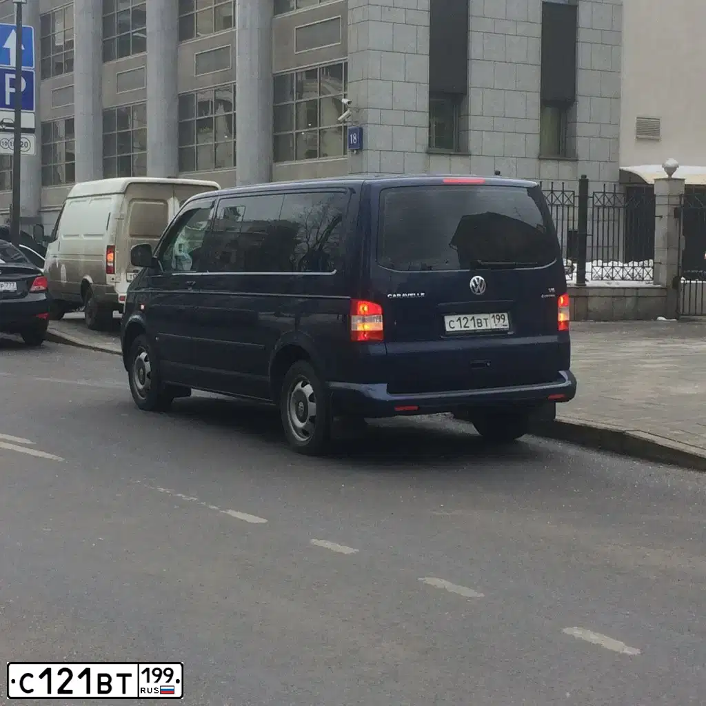 Фото автомобиля VOLKSWAGEN CARAVELLE, 2008 — госномер К696АК156. Цвет: Темно-синий